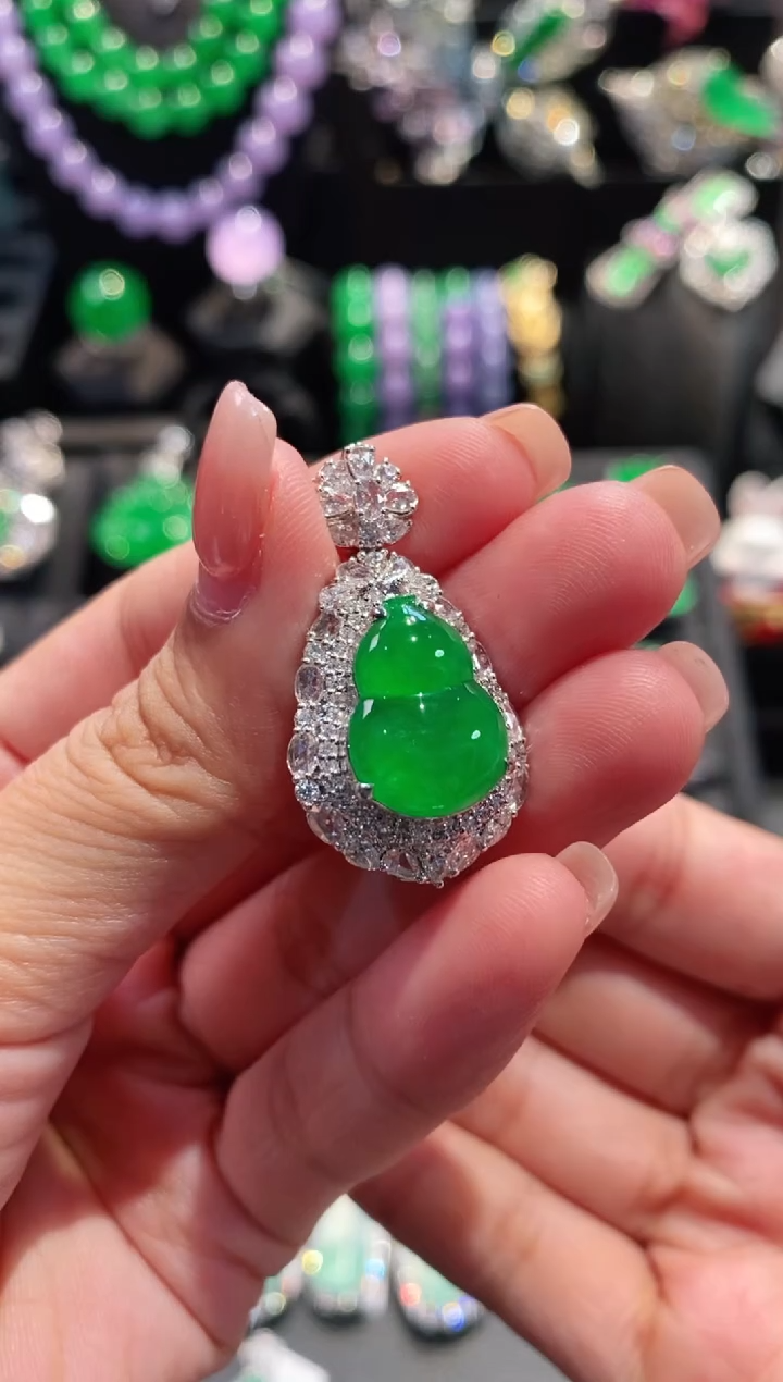 颈饰18K金镶嵌翡翠S****?葫芦吊坠5130812