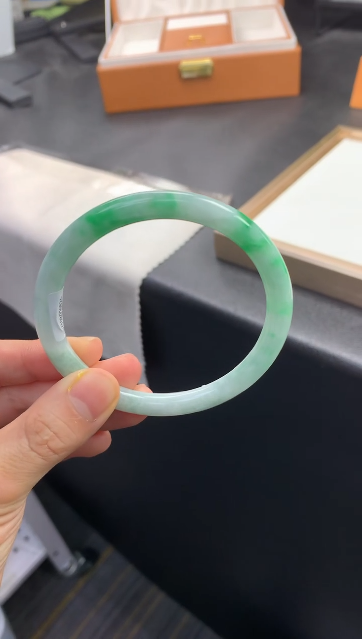 未镶嵌手镯（圆镯）翡翠退货需手镯吊牌标签完好