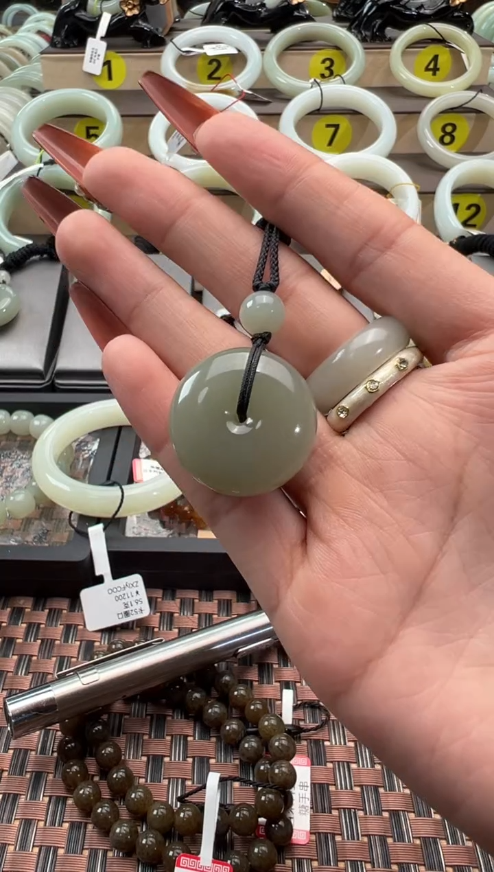 【闪购商品】和田玉吊坠(赠链)未镶嵌且末料青白玉平安扣16.3g