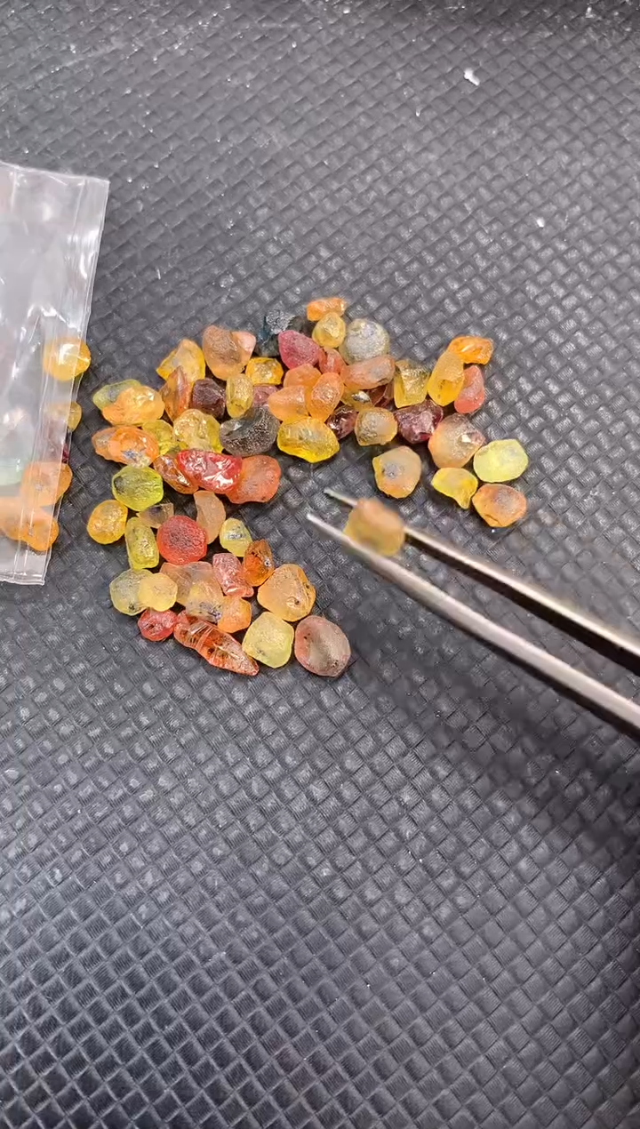 【闪购商品】蓝宝石裸石未镶嵌天然斯里兰卡原石6颗