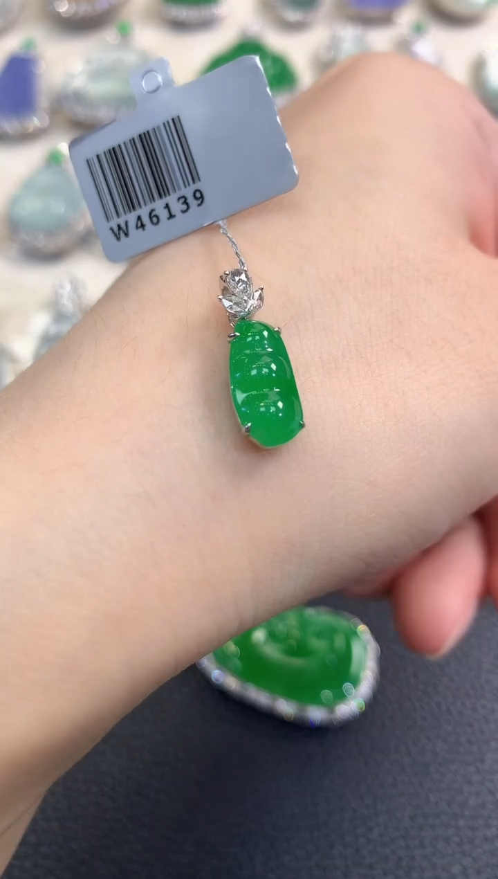 翡翠18K金镶嵌吊坠(不含链)春日珠宝 C16