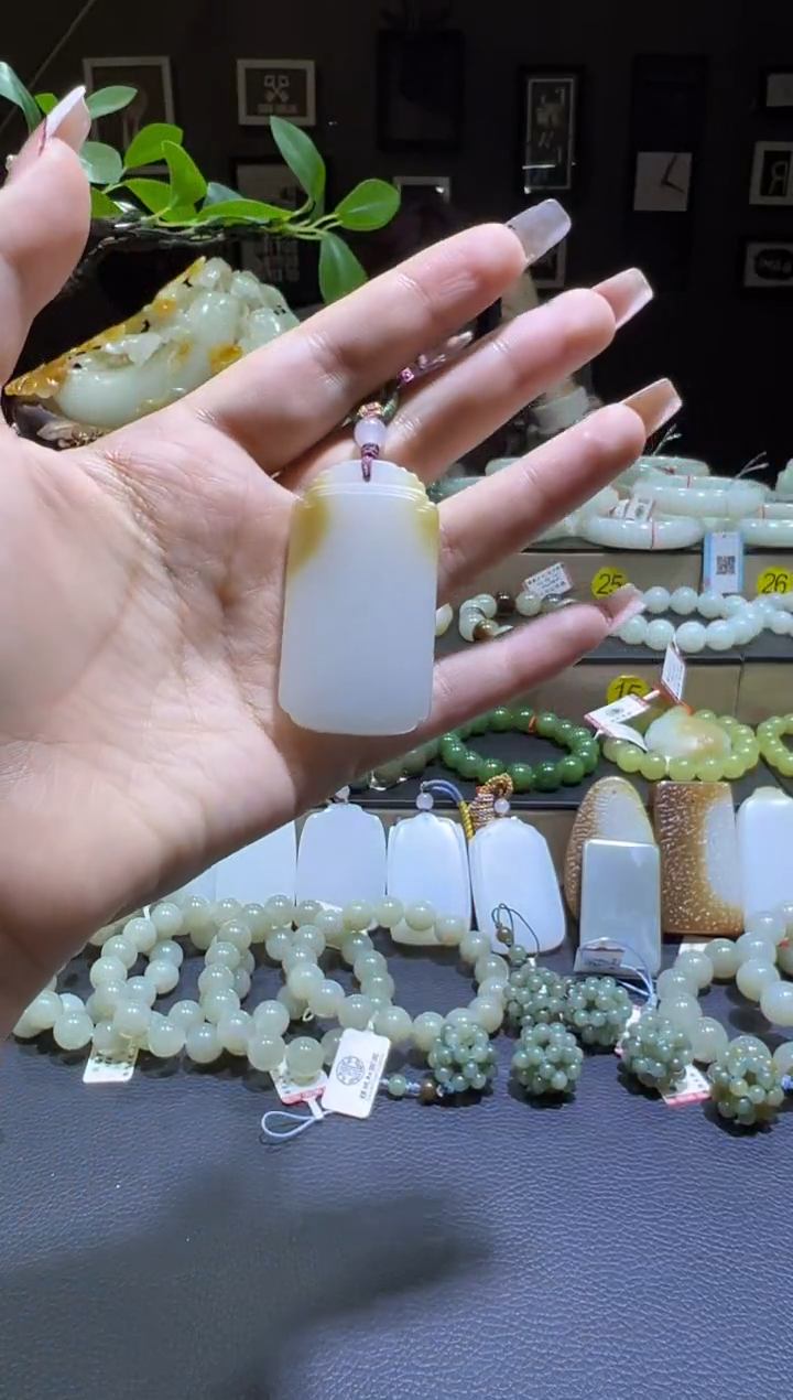 吊坠(赠链)未镶嵌和田玉金山糖白无事牌（产地直发）