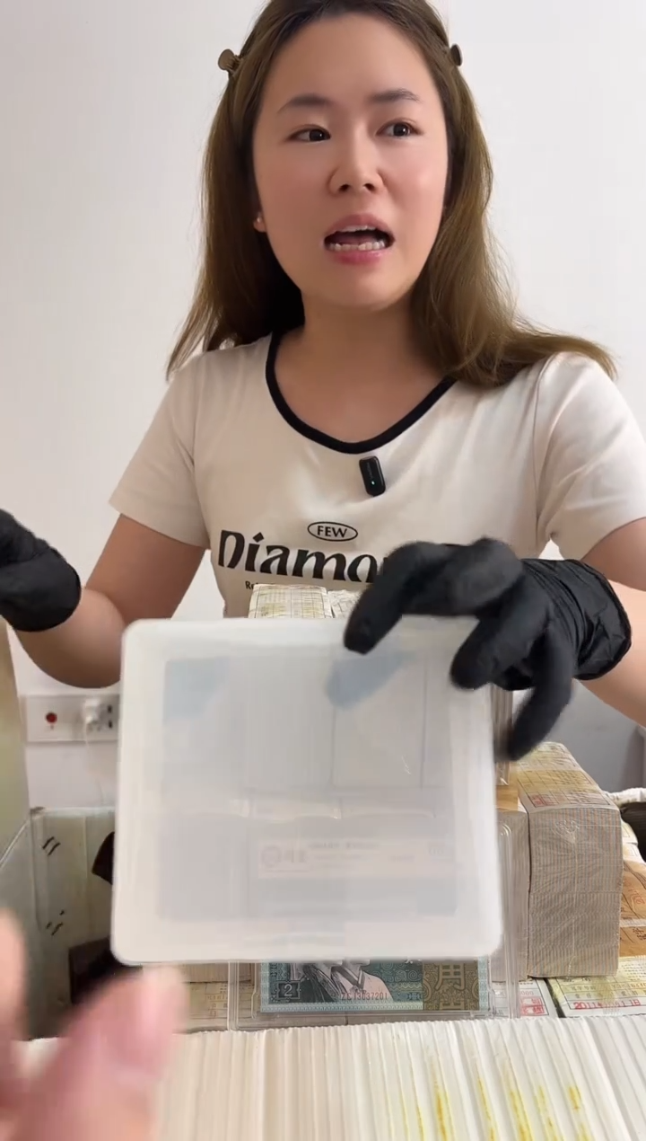 退市货币捆千张连号 01不挑号(8001号段)