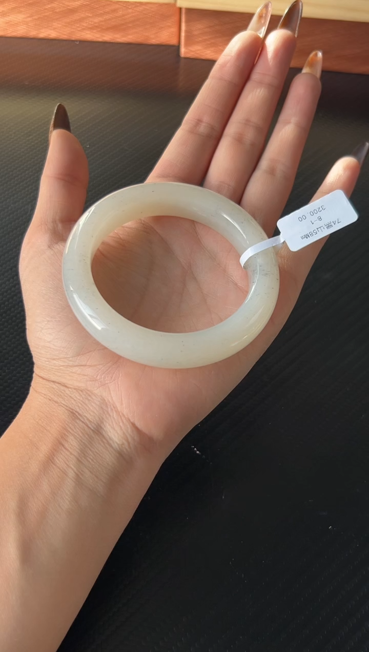 未镶嵌手镯和田玉香****3和田 黑山微色差58Mm