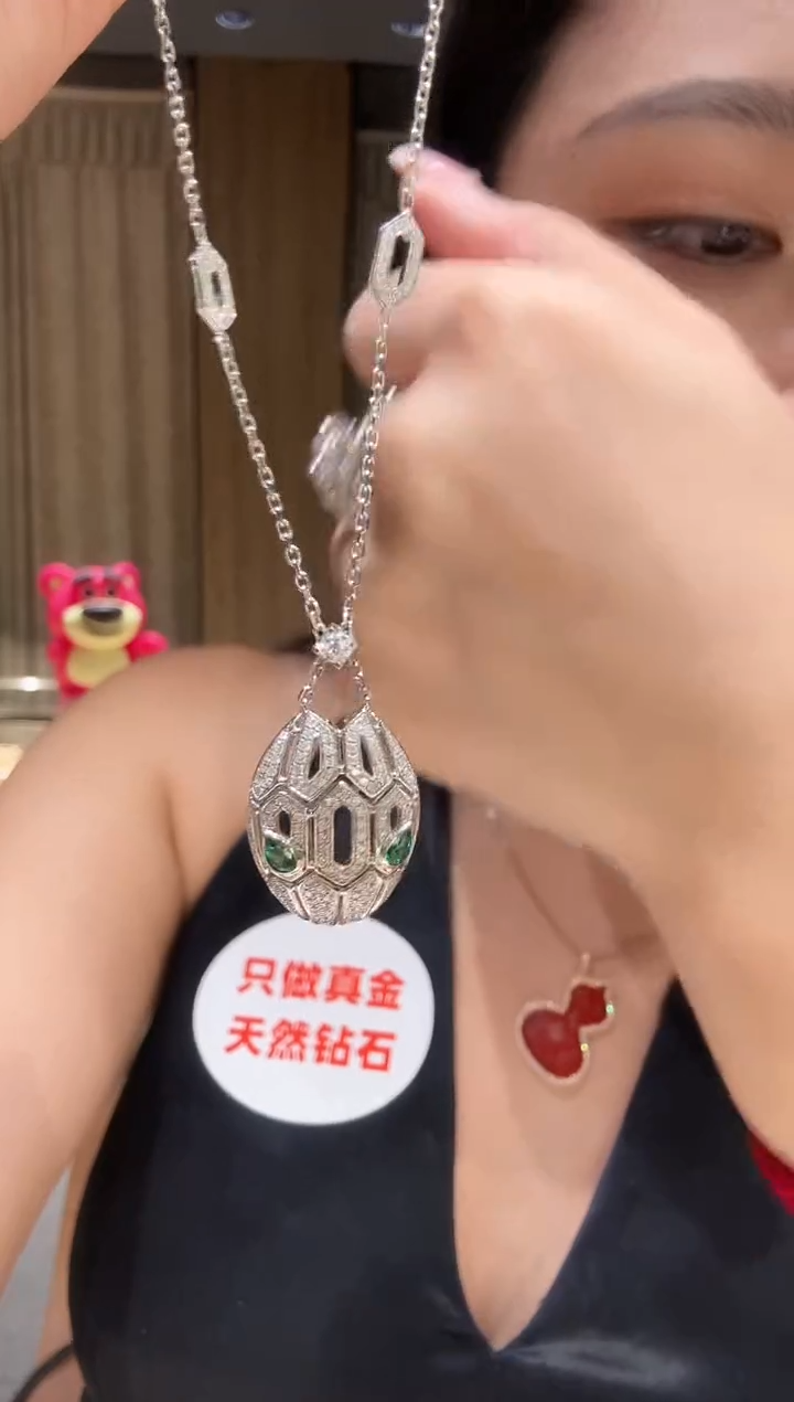 项链18K金镶嵌钻石AY0215 大号绿眼睛蛇头