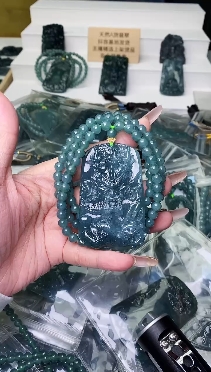 颈饰未镶嵌翡翠 