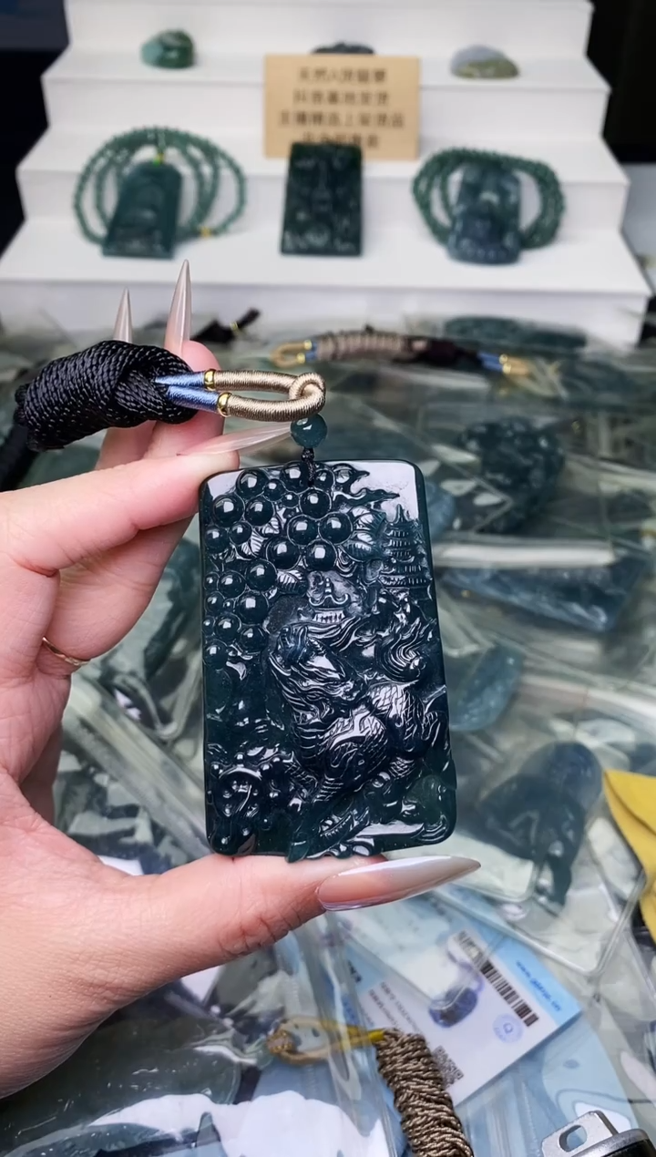 颈饰未镶嵌翡翠 