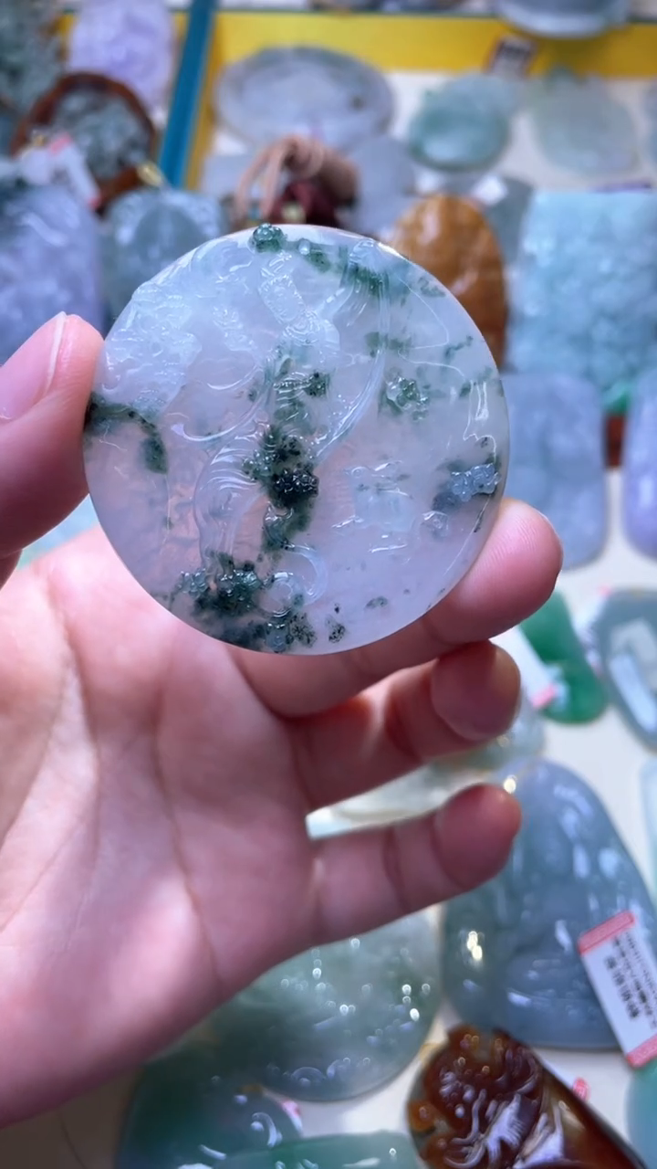 翡翠未镶嵌颈饰山水