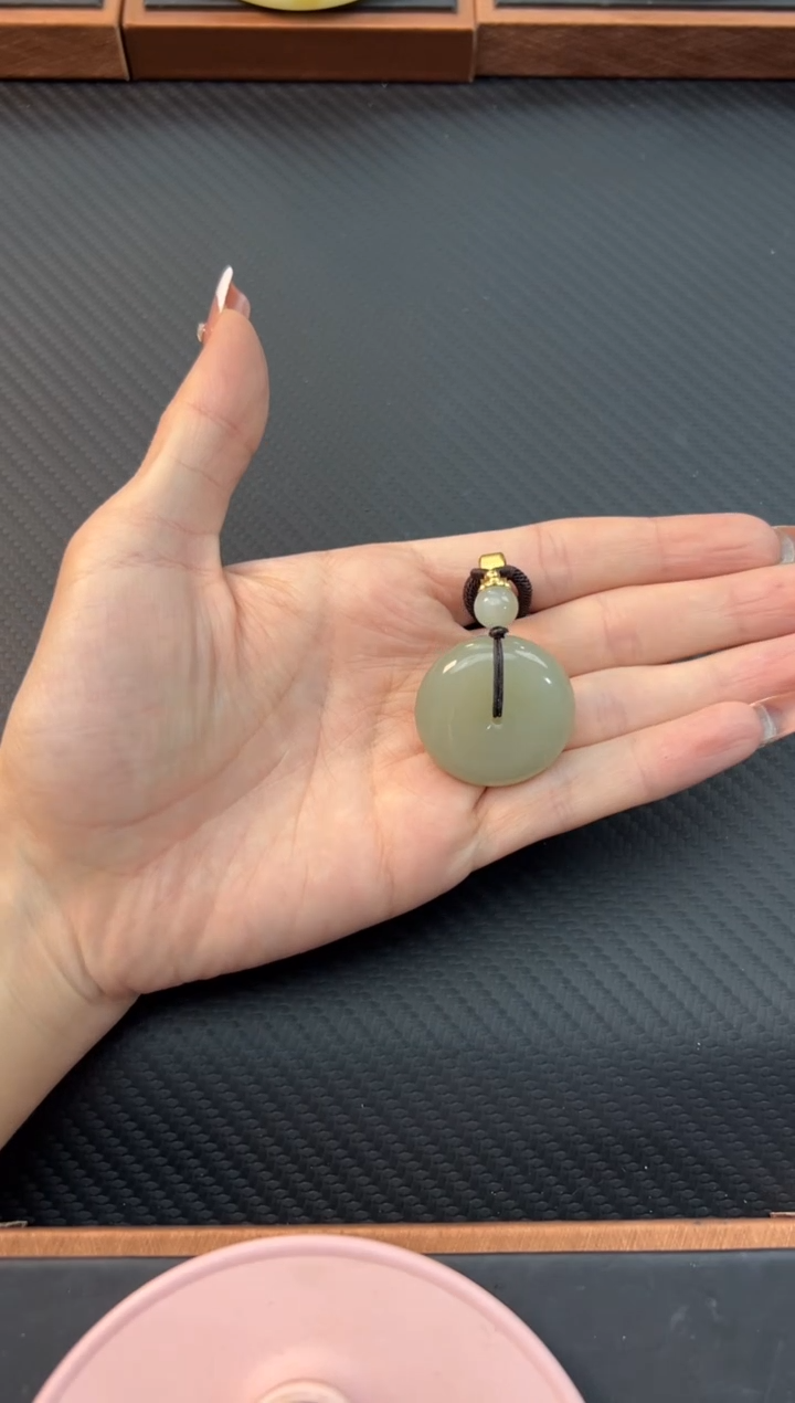 【闪购商品】和田玉吊坠(赠链)未镶嵌且末微色差近矿平安扣