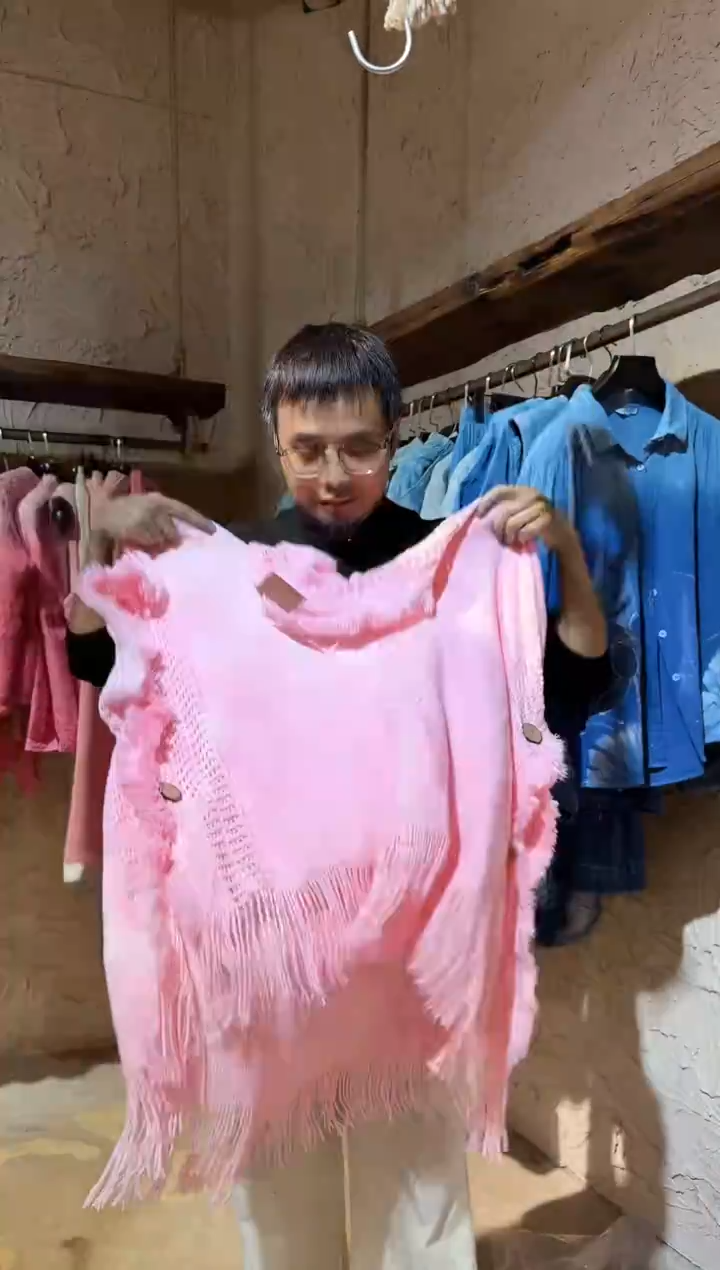 粉染植物染连帽披肩