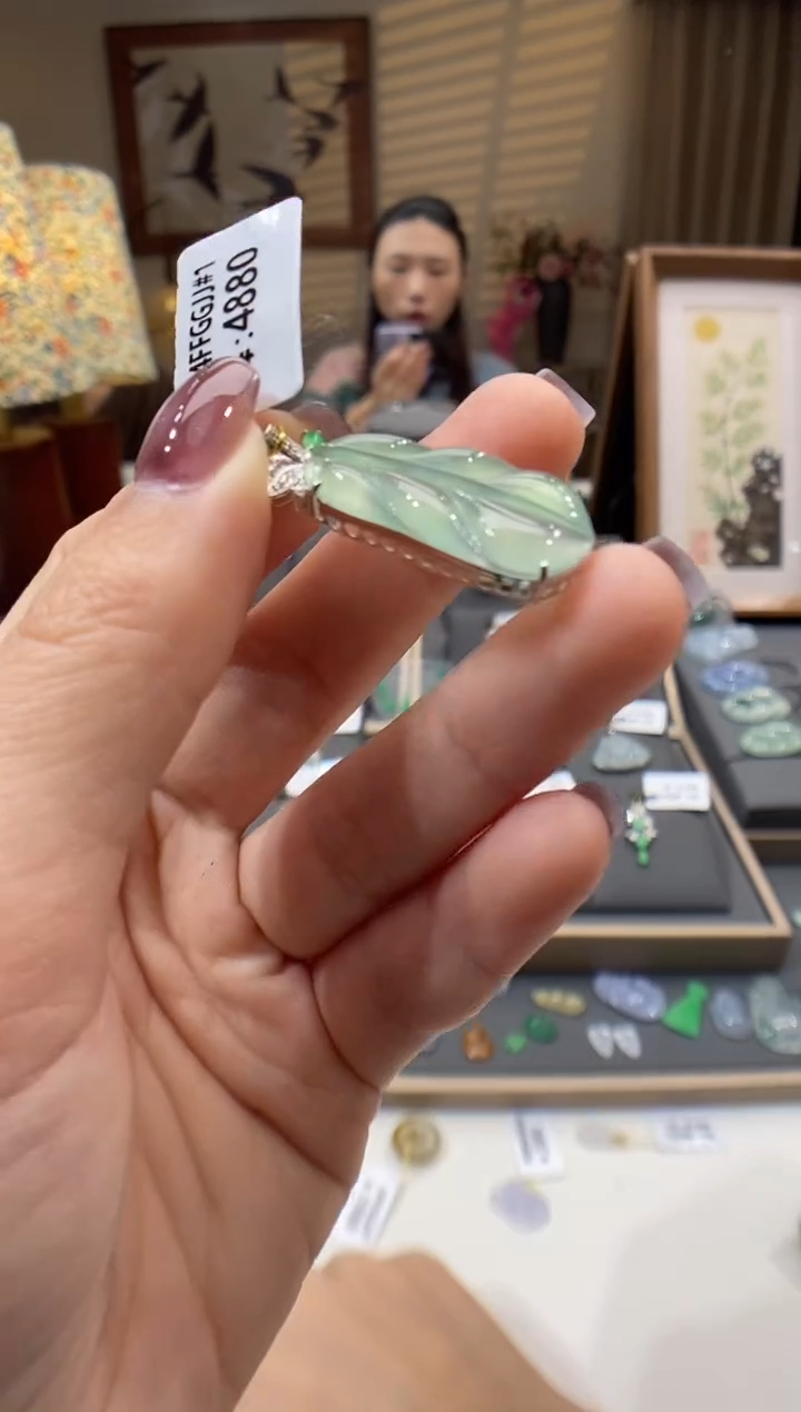 【闪购商品】翡翠颈饰18K金镶嵌叶子