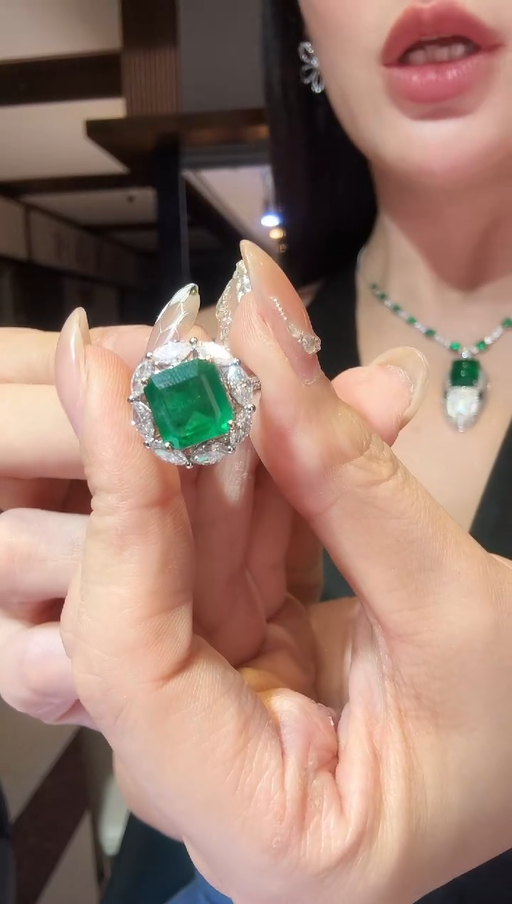 18K金镶嵌戒指祖母绿3.34ct