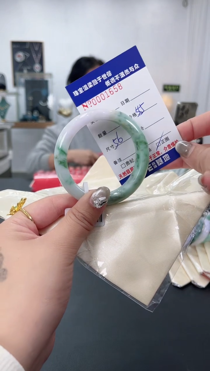【闪购商品】翡翠手镯未镶嵌天然翡翠A货