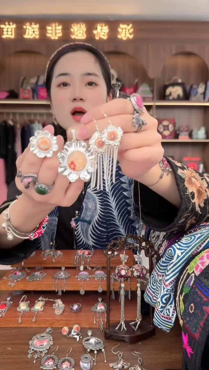 【闪购商品】织绣扶光苗绣传承60