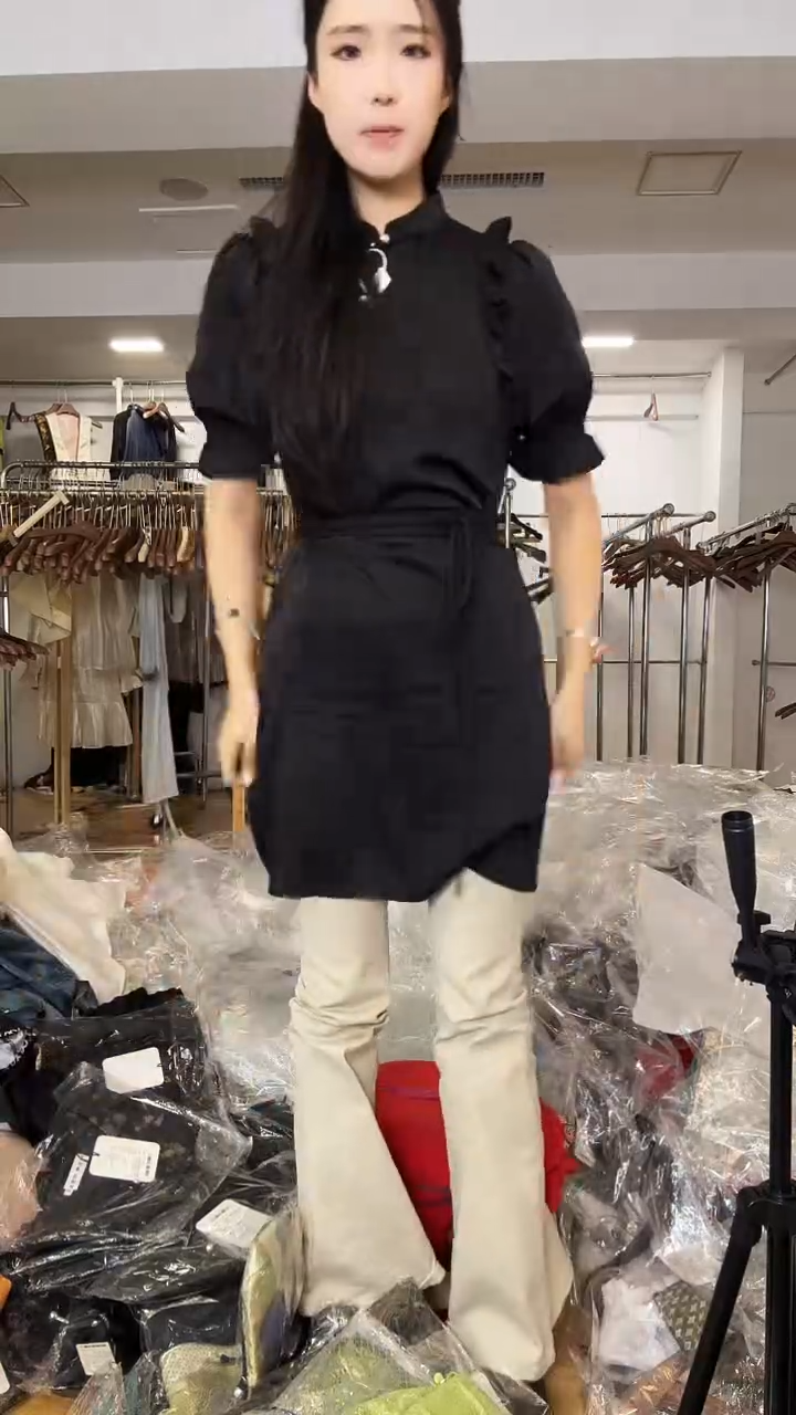 荷叶边裙子  M码       110斤 