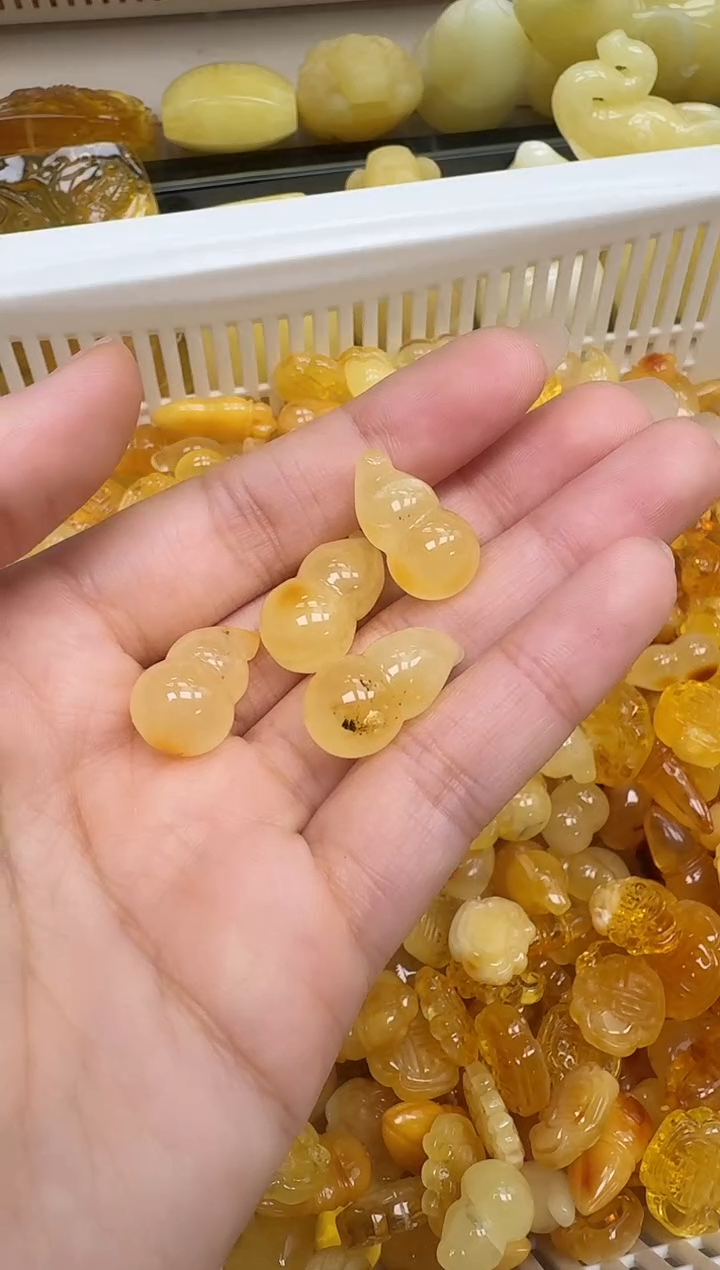 未镶嵌琥珀裸石如图