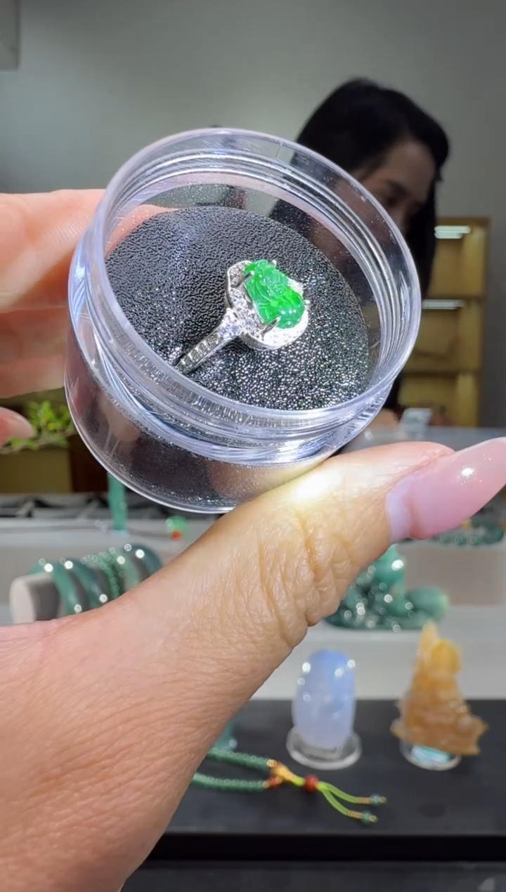 未镶嵌戒指翡翠戒指