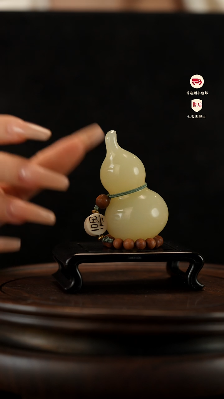 云南石竹叶青雕刻：手捻福禄手把件摆件