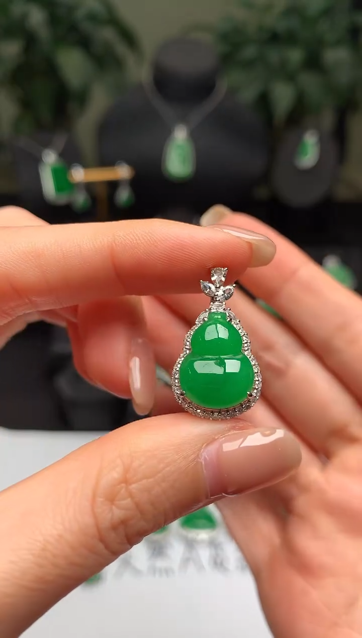 颈饰18K金镶嵌翡翠葫芦