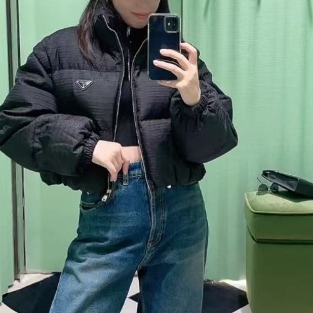 全新未使用 Prada/普拉达 /拉链短裁羽绒服/44码