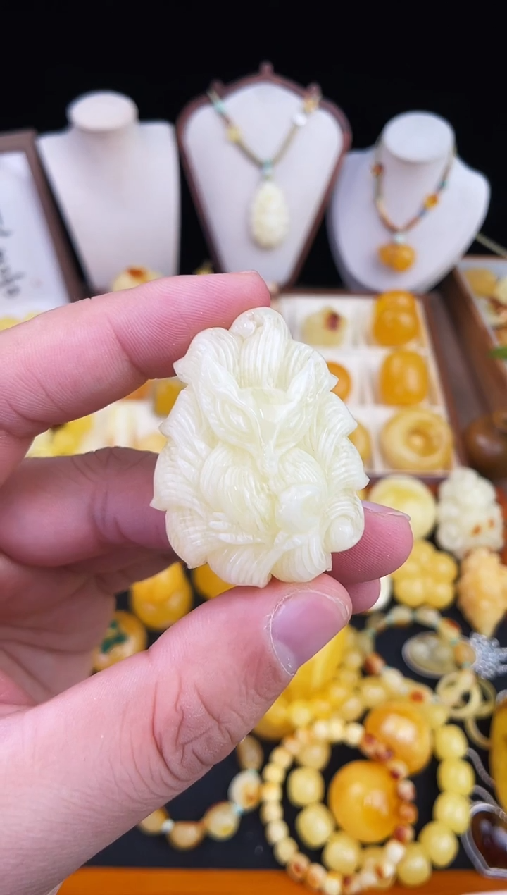 琥珀未镶嵌珠宝奇石?**.柒月