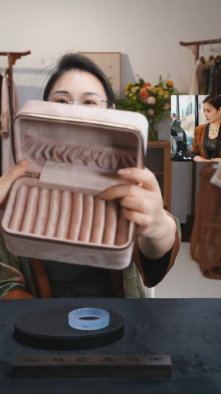 毛绒陈逍翡翠首饰收纳盒子