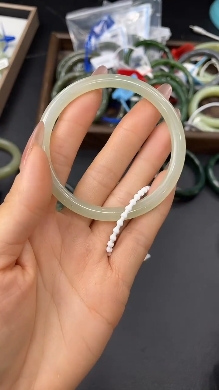 未镶嵌手镯和田玉（糖玉）和田玉手镯多样性发一 