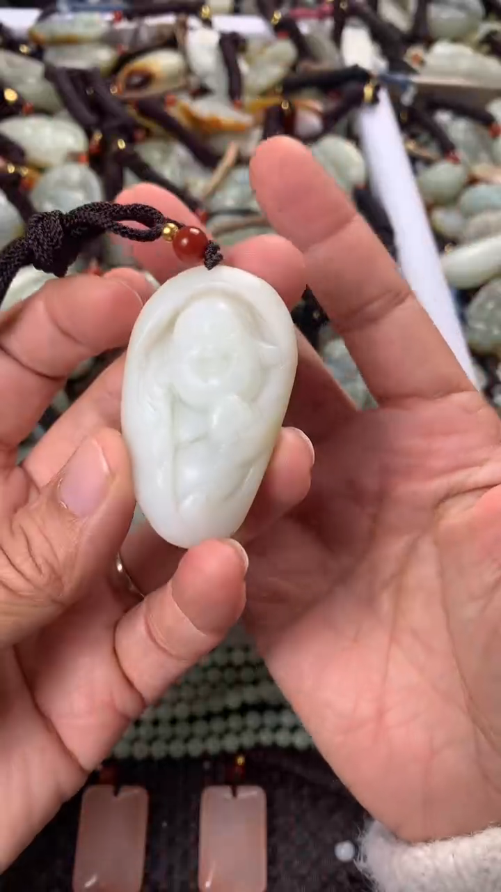 【闪购商品】和田玉颈饰未镶嵌多样性发货没有证书，拍一发一.有瑕