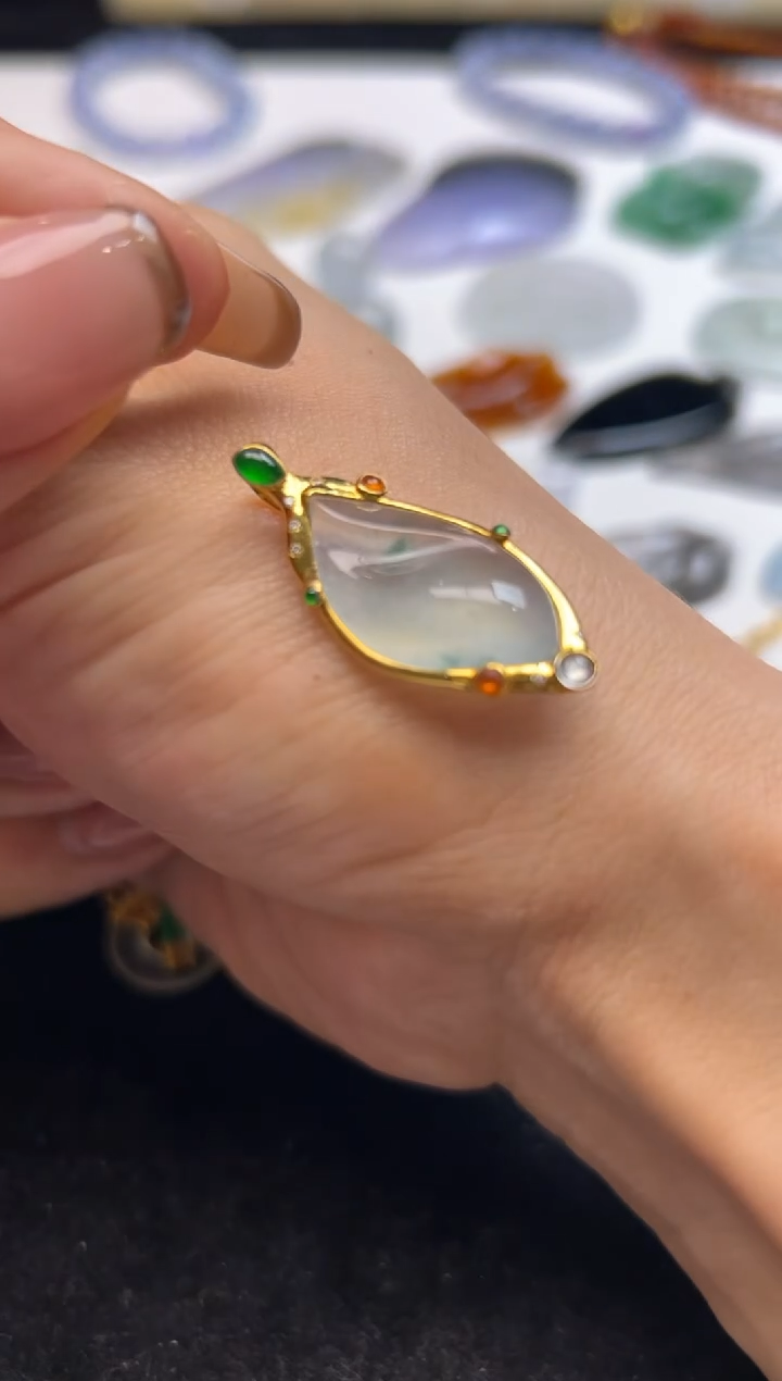 18K金镶嵌定制翡翠冰随行吊坠4500+450-sq068