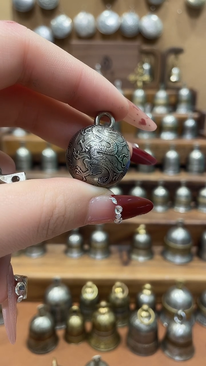 J***9利比里亚生肖龙圆铃铛正品