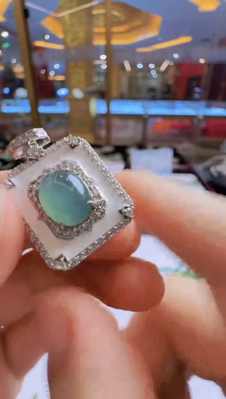 【闪购商品】翡翠吊坠(不含链)未镶嵌翡翠