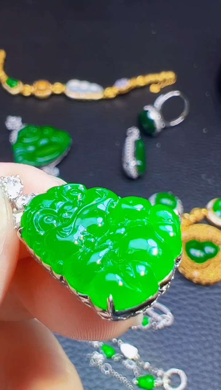 颈饰18K金镶嵌翡翠岁***胧翡翠