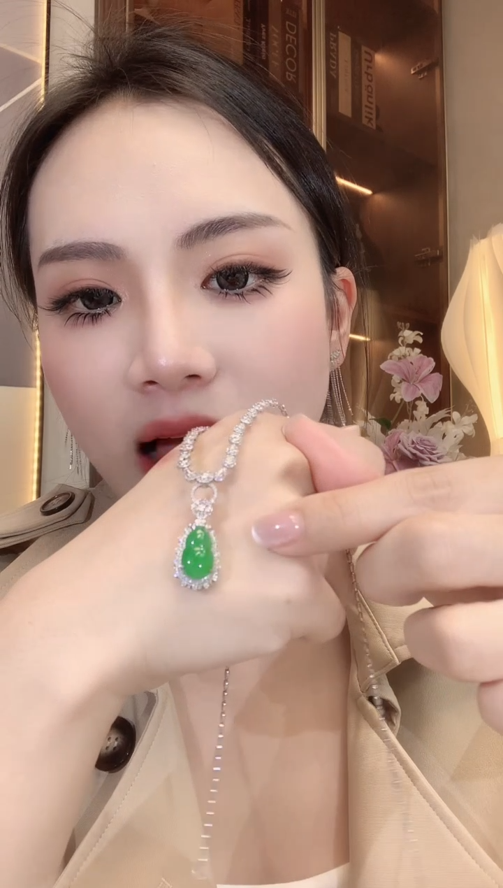 【闪购商品】翡翠吊坠(不含链)18K金镶嵌A21