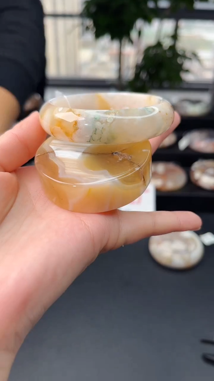 【闪购商品】石英质玉手镯未镶嵌赠送镯心（55圈口）无证书