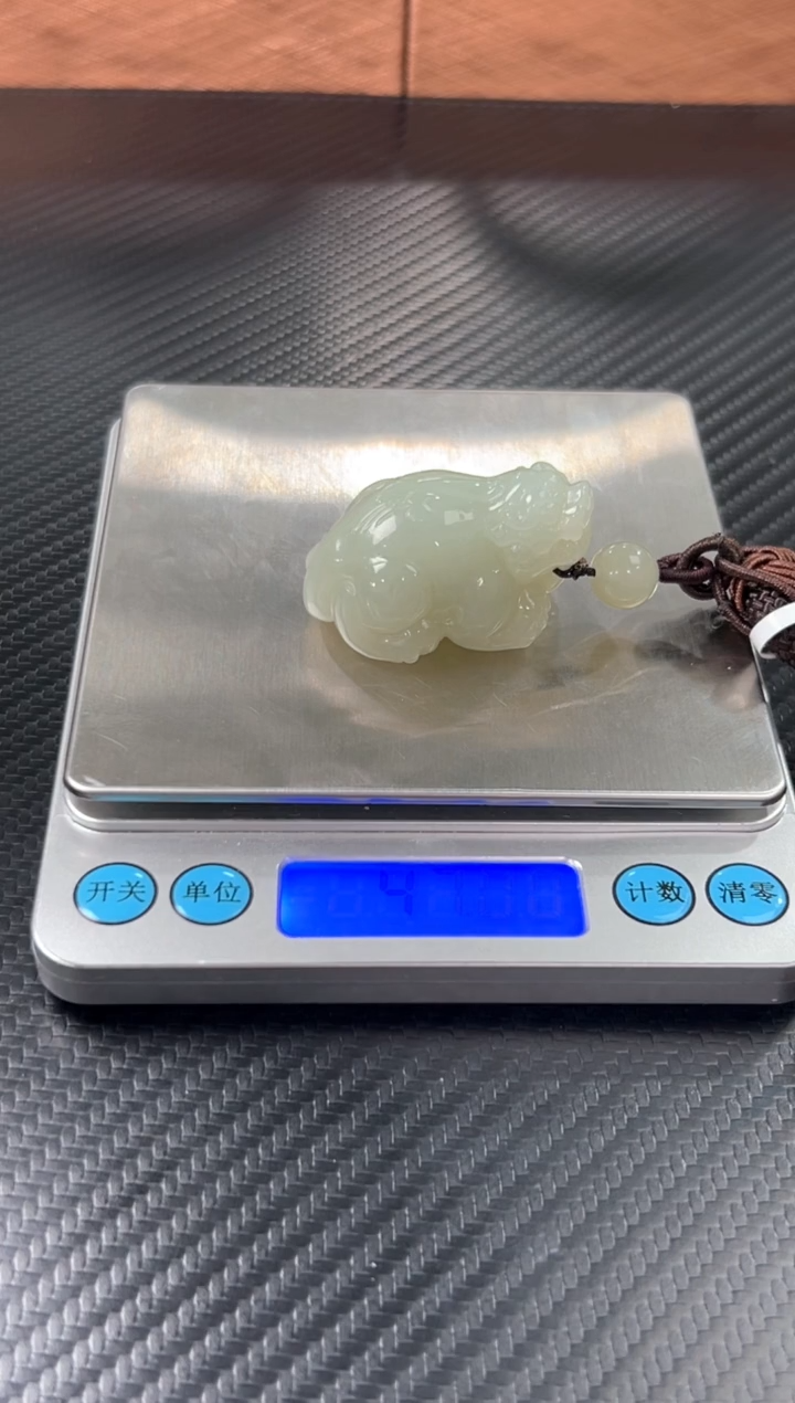 未镶嵌和田玉把件且末微色差近矿貔貅把件