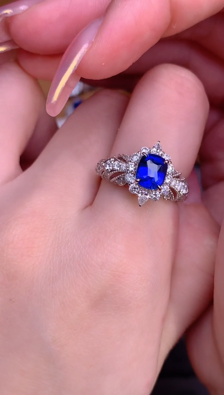 蓝宝石戒指18K金镶嵌1.8CT