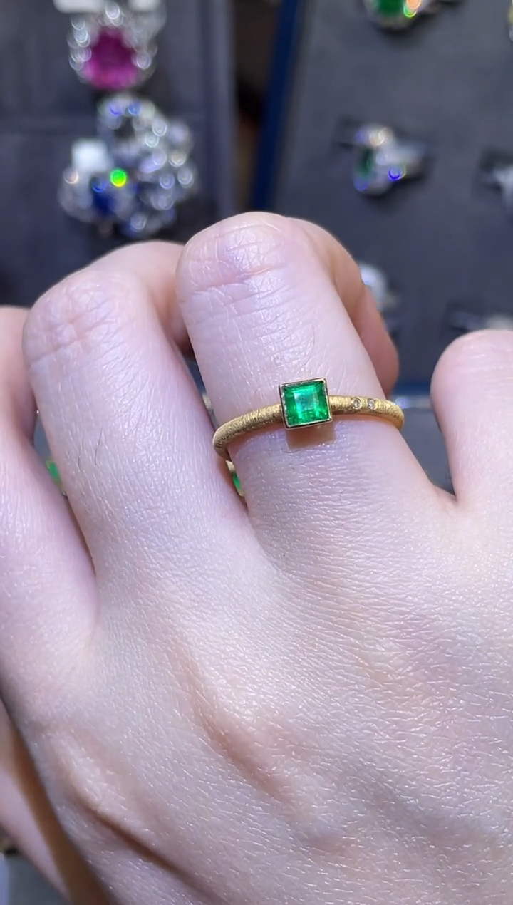 【闪购商品】祖母绿戒指18K金镶嵌0.38ct