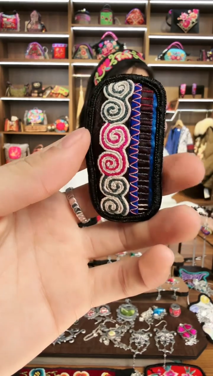 【闪购商品】织绣166蒙阿苏苗绣传承