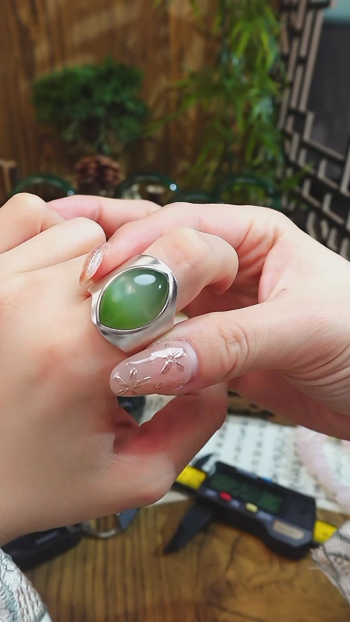 【闪购商品】和田玉戒指未镶嵌俄料碧玉无黑无杂大蛋面