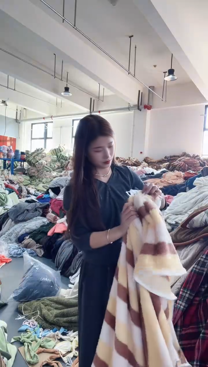 牛奶绒主播手上展示