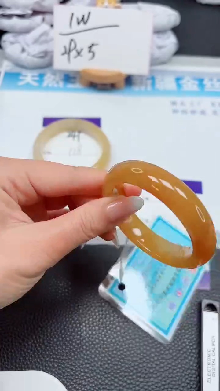 【闪购商品】石英质玉手镯未镶嵌250---52