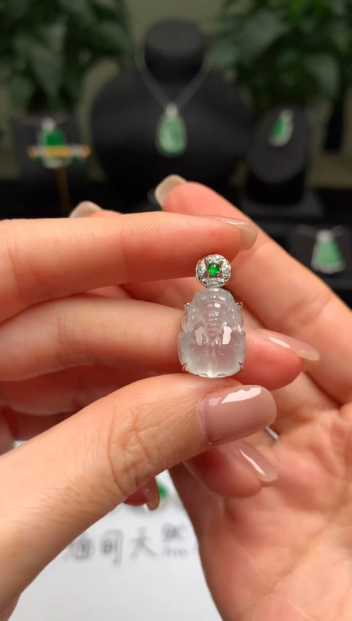 颈饰18K金镶嵌翡翠貔貅