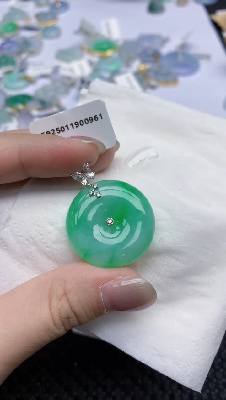 【闪购商品】翡翠颈饰18K金镶嵌天然翡翠A货