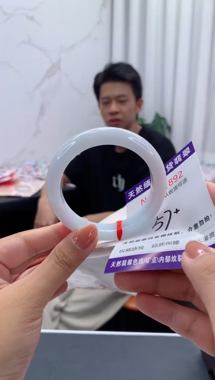 未镶嵌手镯翡翠有纹，完美者勿拍