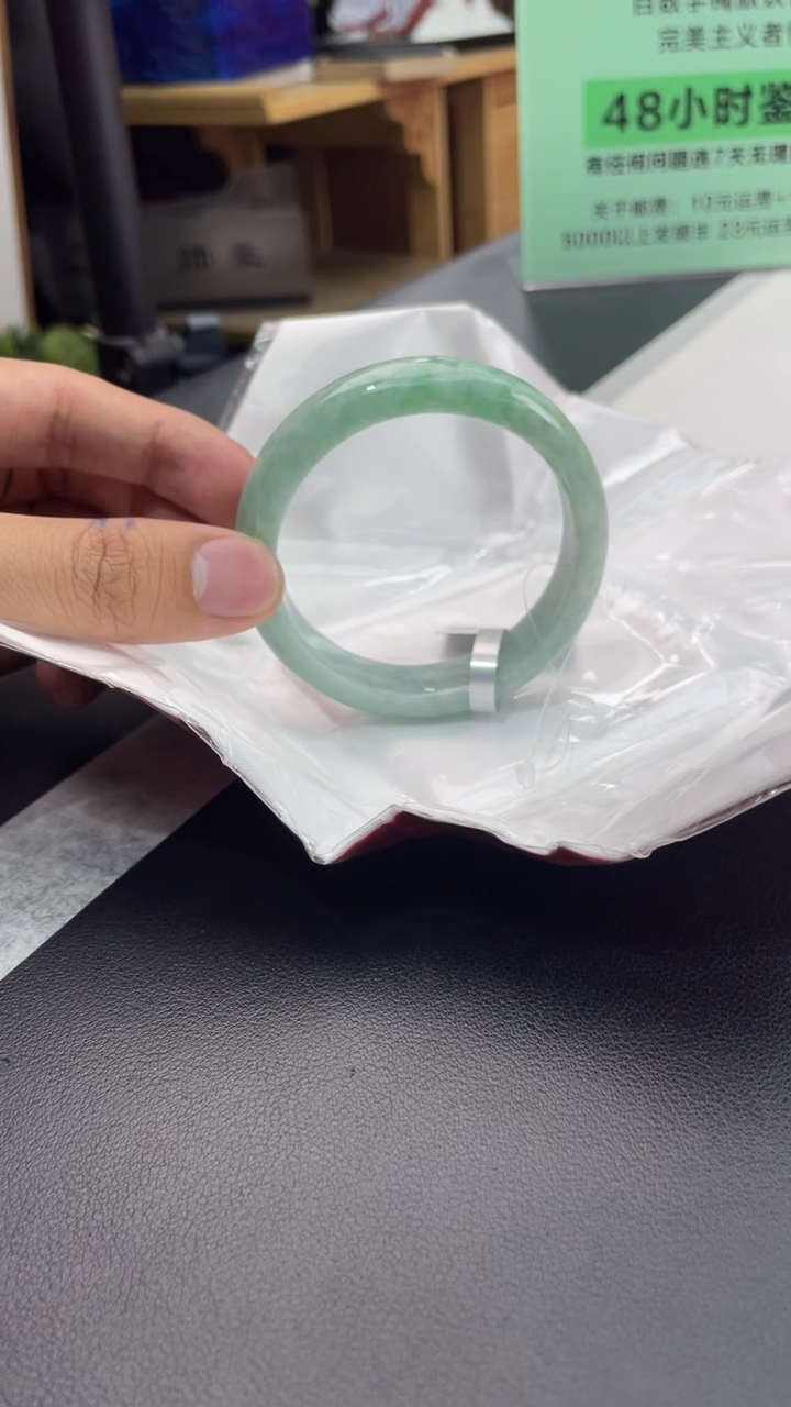 【闪购商品】翡翠手镯未镶嵌1翡翠手镯（微瑕）