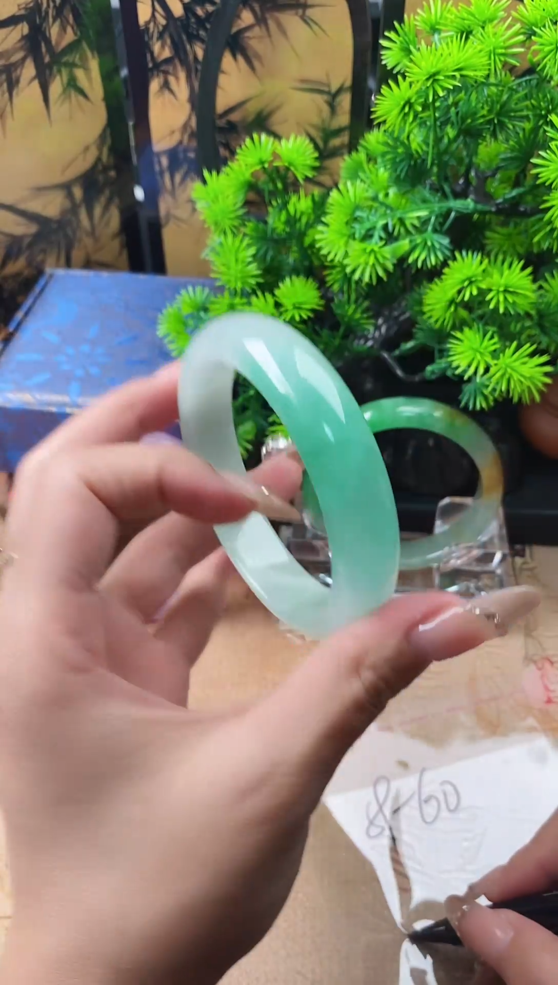 翡翠手镯未镶嵌一物一拍