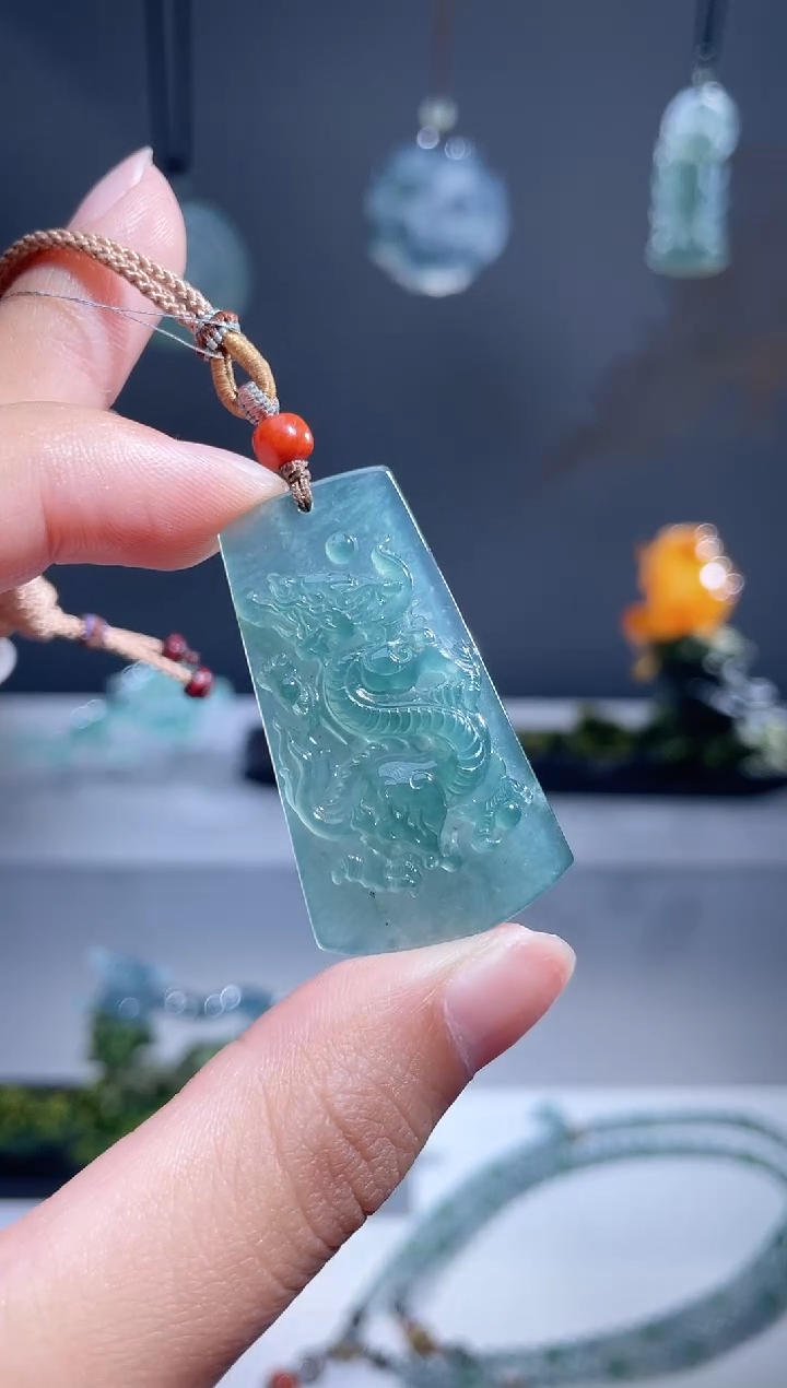 翡翠未镶嵌颈饰挂件