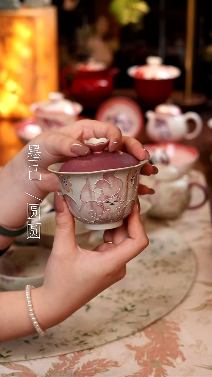 火石红-手绘九尾狐-莲瓣盖碗