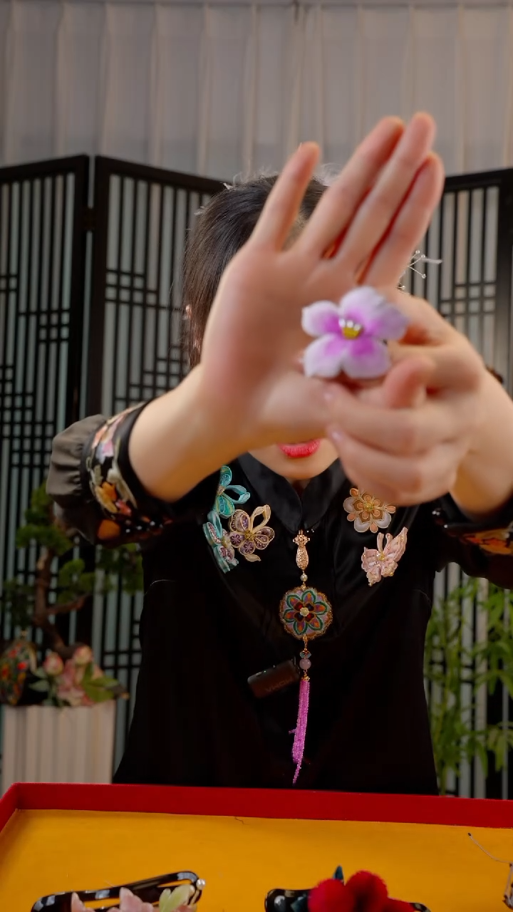 刺绣L****?非遗苏绣绒花手工饰品