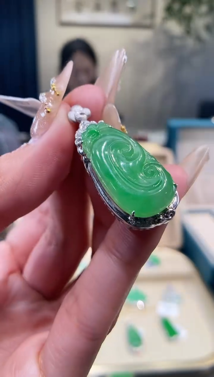 【闪购商品】翡翠吊坠(不含链)18K金镶嵌如意